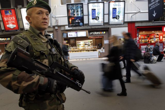 Συναγερμός στη Γαλλία για τον εντοπισμό των δραστών της φονικής επίθεσης